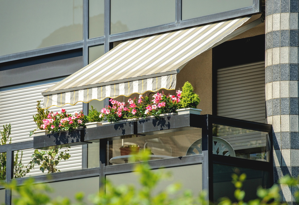 Terrassmarkis över uteplats med utemöbler